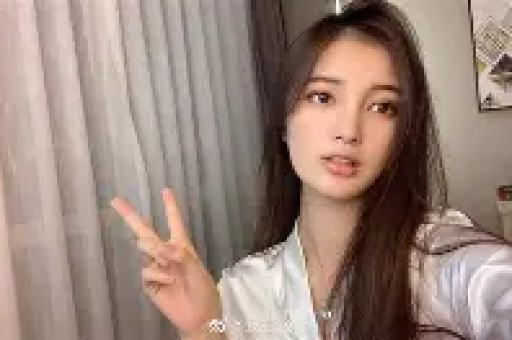 全网吃瓜！某单位美女网红被扒！浑身大牌豪车珠光宝气！